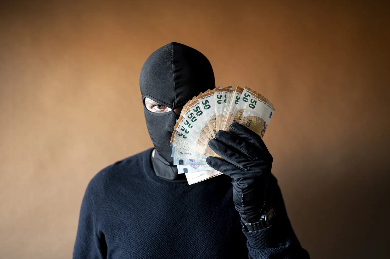 Non nascondere i soldi in casa in questi posti comuni: sono i primi che controllano i ladri